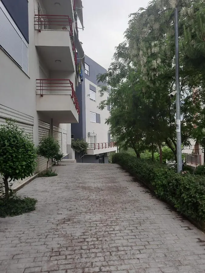 Dry Lake Apartment 地拉那